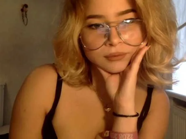 Live sex webcam photo for GraceXhoney #269330359