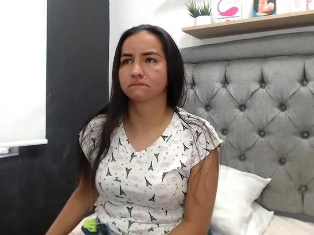 Live sex webcam photo for Meganscott69 #269325376