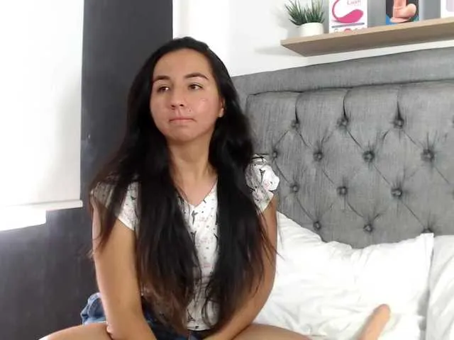 Live sex webcam photo for Meganscott69 #269330397