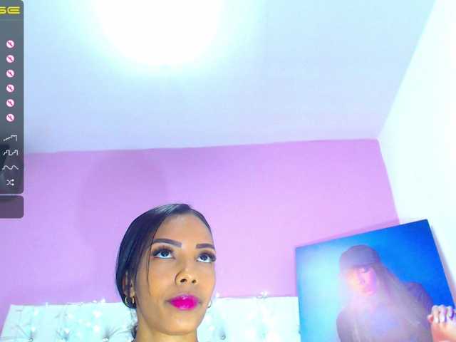 Live sex webcam photo for SammCherry #287929917