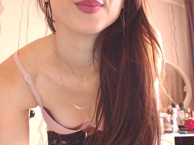 Live sex webcam photo for SexyQueen333 #269340268