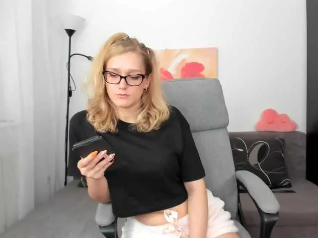 Live sex webcam photo for NicolMoon3 #269345767
