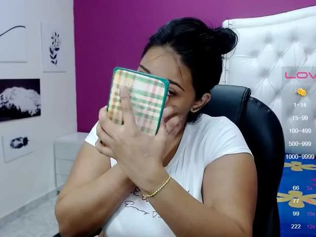 Live sex webcam photo for Secretalyson #269336412