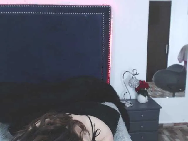 Live sex webcam photo for CarolineJames #269345650