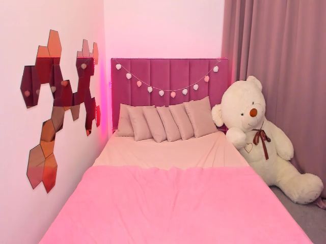 Live sex webcam photo for RedCat18 #269351529