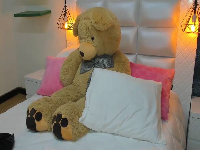 Live sex webcam photo for Miss_kim18 #269336632