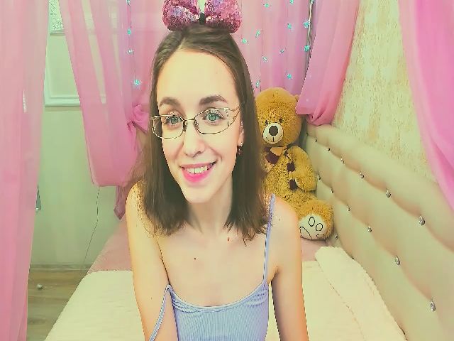 Live sex webcam photo for LIL_MAYA #269341772