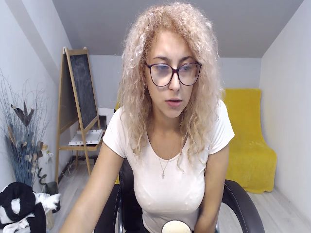 Live sex webcam photo for CurlyBella #269338775