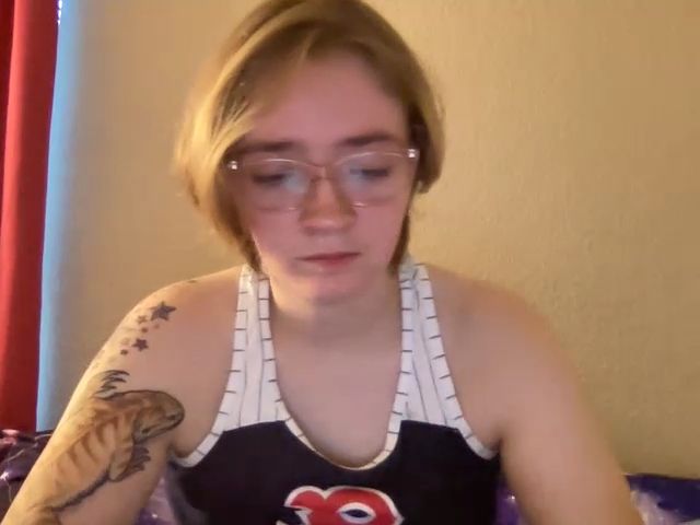 Live sex webcam photo for CandyBurger #269336933