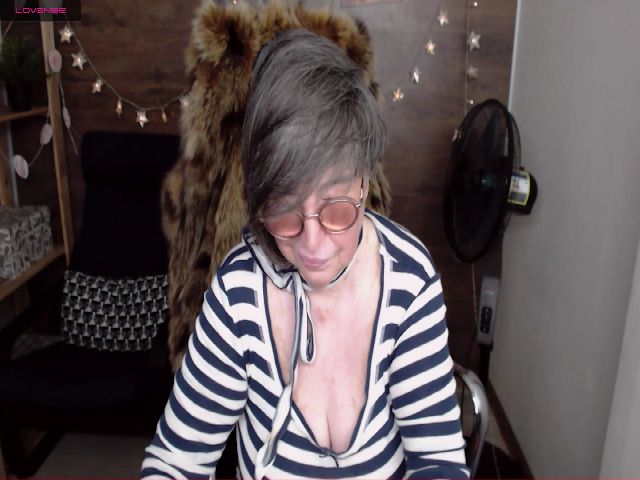 Live sex webcam photo for SharonAmore #269352824