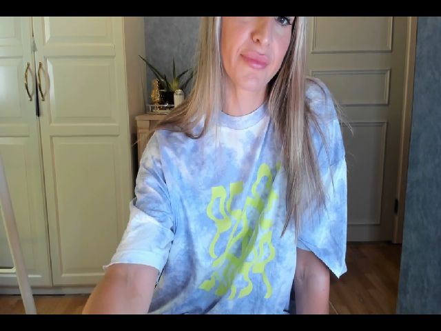 Live sex webcam photo for Tiaamiaa #269344135