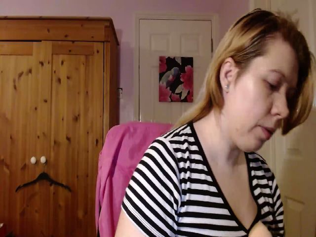 Live sex webcam photo for LouiseHazel #269352878