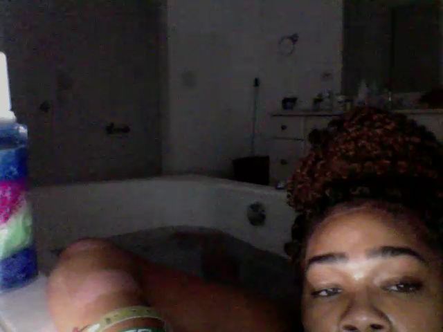 Live sex webcam photo for HoneyBusty69 #269339186