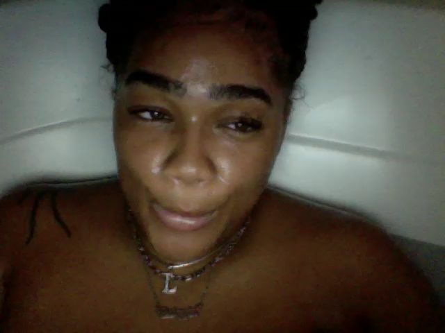 Live sex webcam photo for HoneyBusty69 #269339267