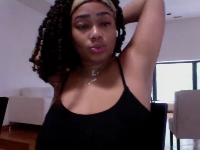 Live sex webcam photo for HoneyBusty69 #269349209