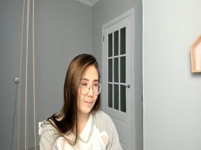 Live sex webcam photo for KimiNei #269354703