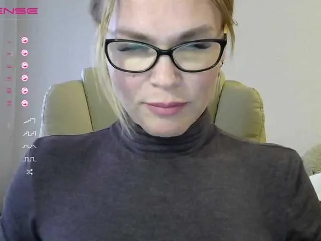 Live sex webcam photo for Lisa1225 #269370587
