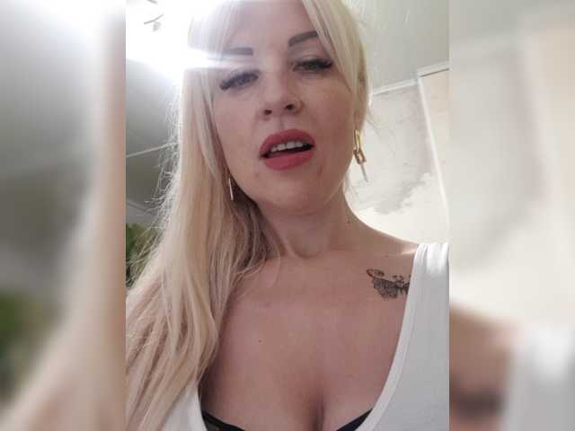 Live sex webcam photo for Sexywoman999 #269365447