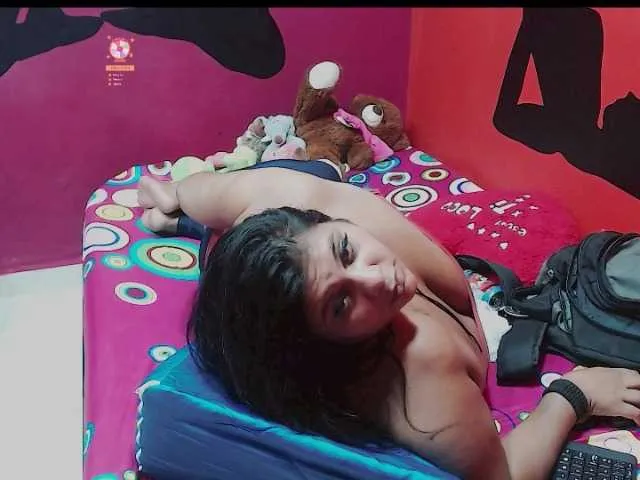 Live sex webcam photo for andreeina25 #269361391