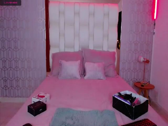 Live sex webcam photo for Emily_evans18 #269358362