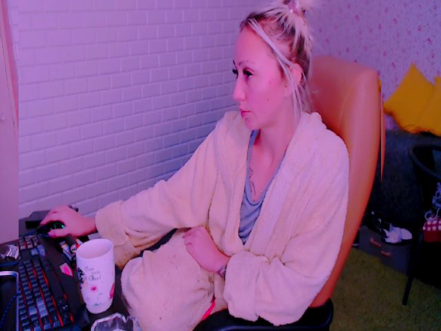 Live sex webcam photo for Blondedirty94 #269363394