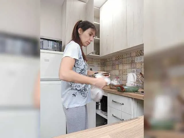 Live sex webcam photo for HotyWinter84 #269387196