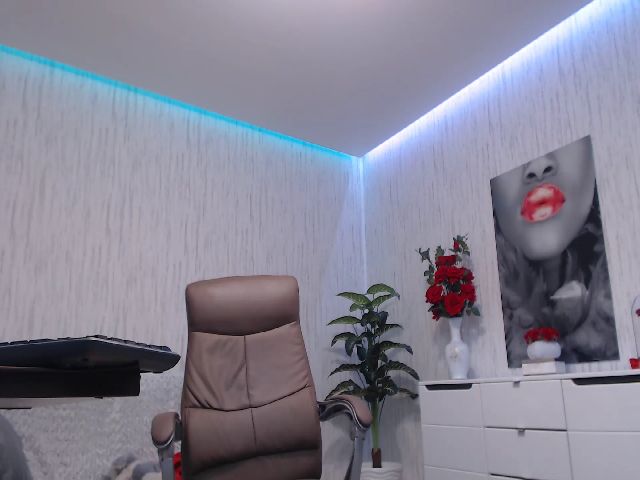 Live sex webcam photo for SecretDesire0 #269378469