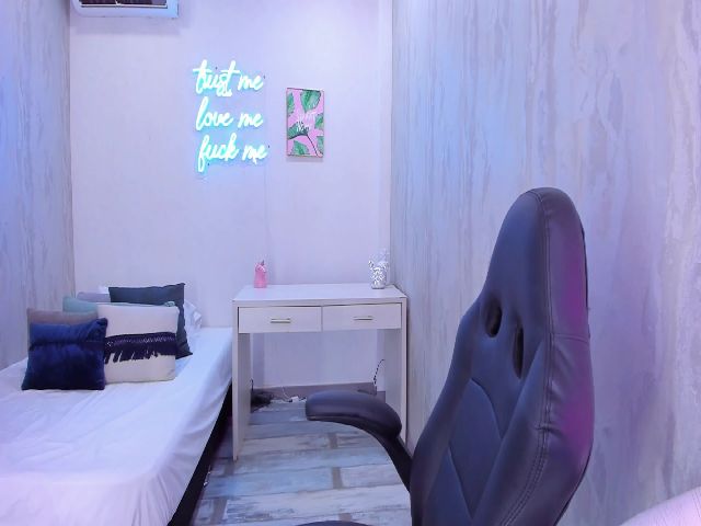 Live sex webcam photo for VictoriaMilan #269390877