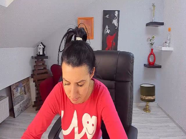 Live sex webcam photo for LizzieBrie #269380647