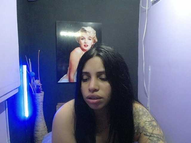 Live sex webcam photo for xxxbitcheshot #269382451