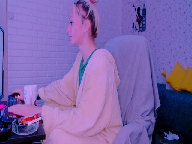 Live sex webcam photo for Blondedirty94 #269384662