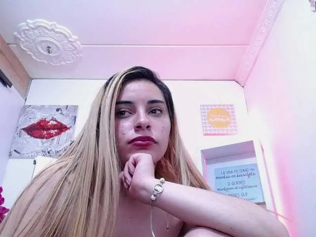 Live sex webcam photo for Eimyrosse #269378086