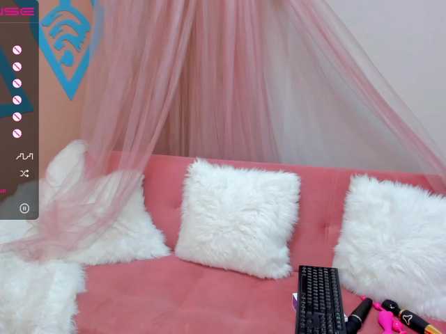 Live sex webcam photo for LillyRoses #269392014