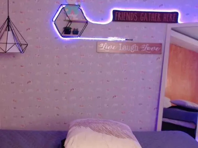 Live sex webcam photo for violet-03 #269392827