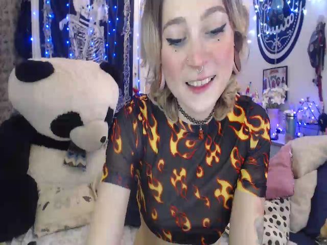 Live sex webcam photo for CrazzzyTeen #269378291