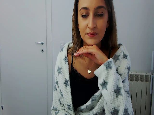 Live sex webcam photo for Kdee0 #269380886