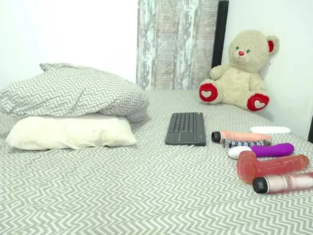 Live sex webcam photo for KiaraKaneel #269399129