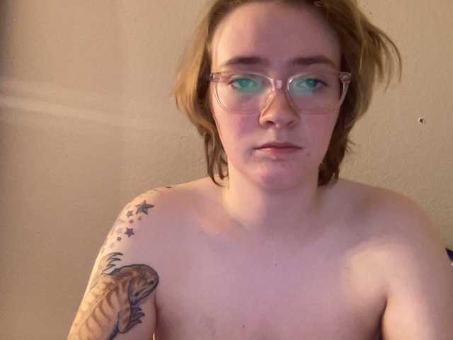 Live sex webcam photo for CandyBurger21 #269403527