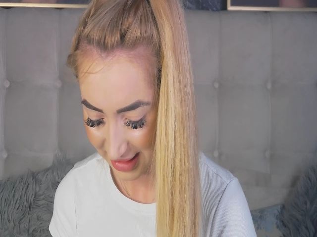 Live sex webcam photo for JuliaJuliette #269401716