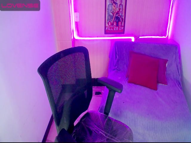 Live sex webcam photo for Naomy_20 #269402807