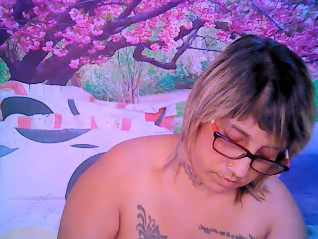 Live sex webcam photo for Roxyfoxy69 #269404736