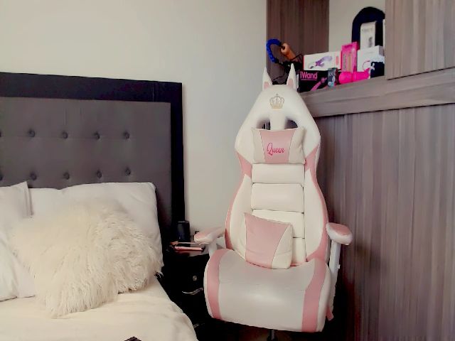 Live sex webcam photo for Charlotte_12 #269414653