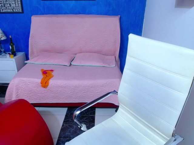 Live sex webcam photo for Samantta-Jone #269399241