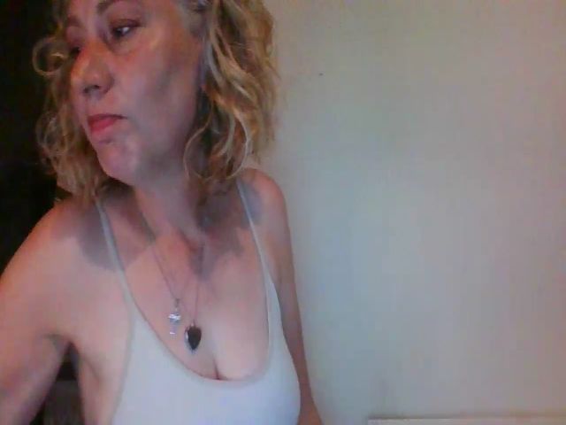 Live sex webcam photo for XxMommaKxX #269416211