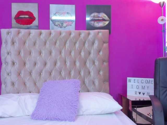 Live sex webcam photo for roxxy-travis #269412817