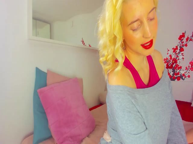 Live sex webcam photo for KenzieDawton #269422943