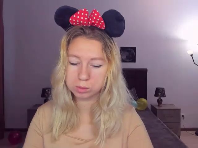 Live sex webcam photo for LizaSwan #269420875