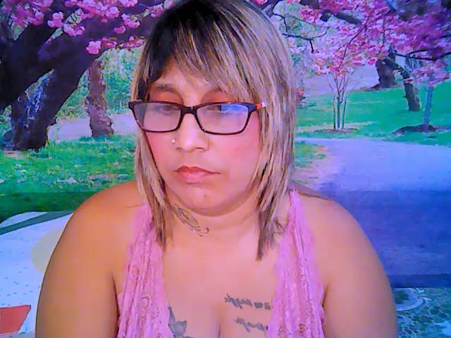Live sex webcam photo for Roxyfoxy69 #269430637