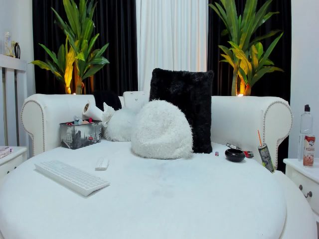 Live sex webcam photo for NicolleHotX #269430892