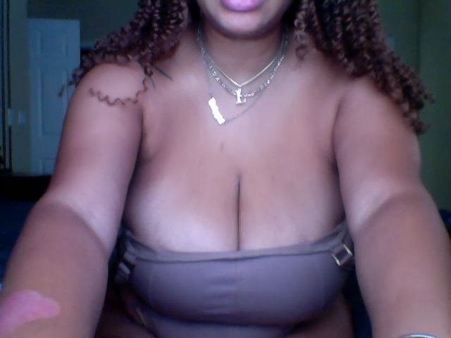 Live sex webcam photo for HoneyBusty69 #269429836